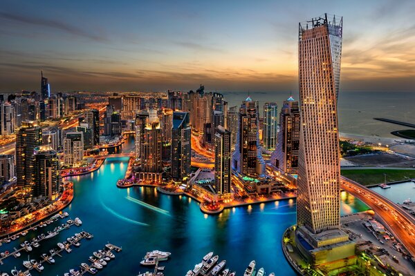 Edifici notturni nella città di Dubai