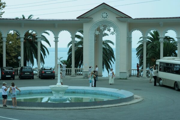 Turisti in Abkhazia vicino all arco