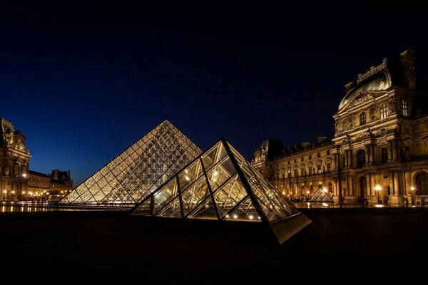 Museo del Louvre nella notte di Parigi