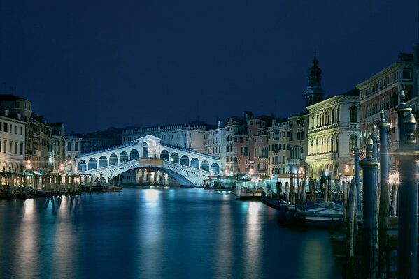 Ponte veneziano sul canale in Italia