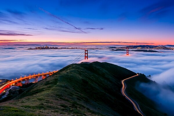 Luci attraverso la nebbia a San Francisco
