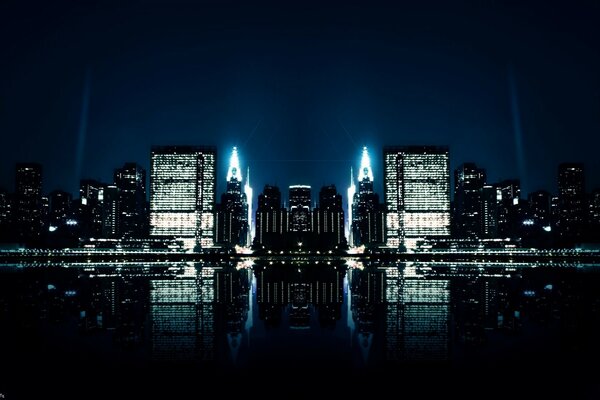 Riflessione della città notturna nel fiume