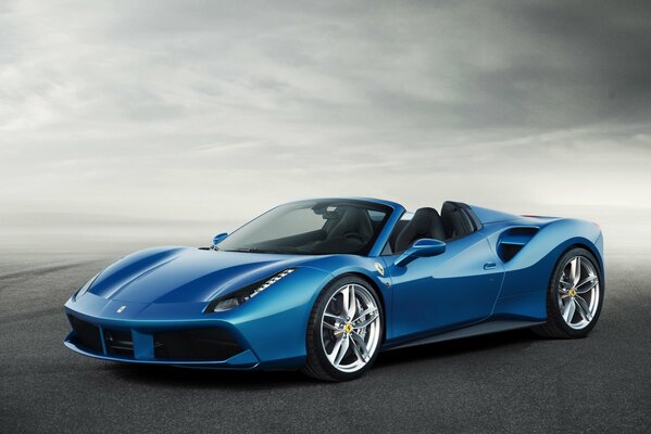 Ferrari da corsa blu sulla strada nella nebbia