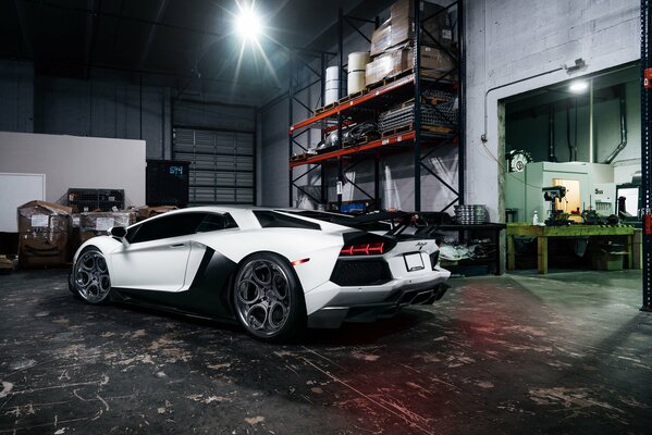 Tuning nel garage Lamborghini in bianco
