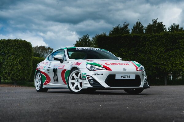 Auto da corsa Toyota con pubblicità Castrol