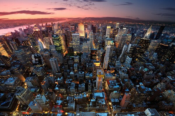 Vista a Volo d uccello di Manhattan durante la notte
