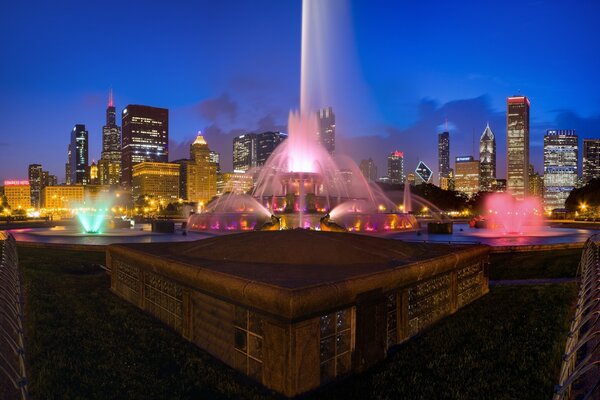 Fontana notturna sullo sfondo dei grattacieli di Chicago