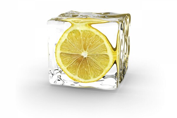 Limone acido in un cubetto di ghiaccio
