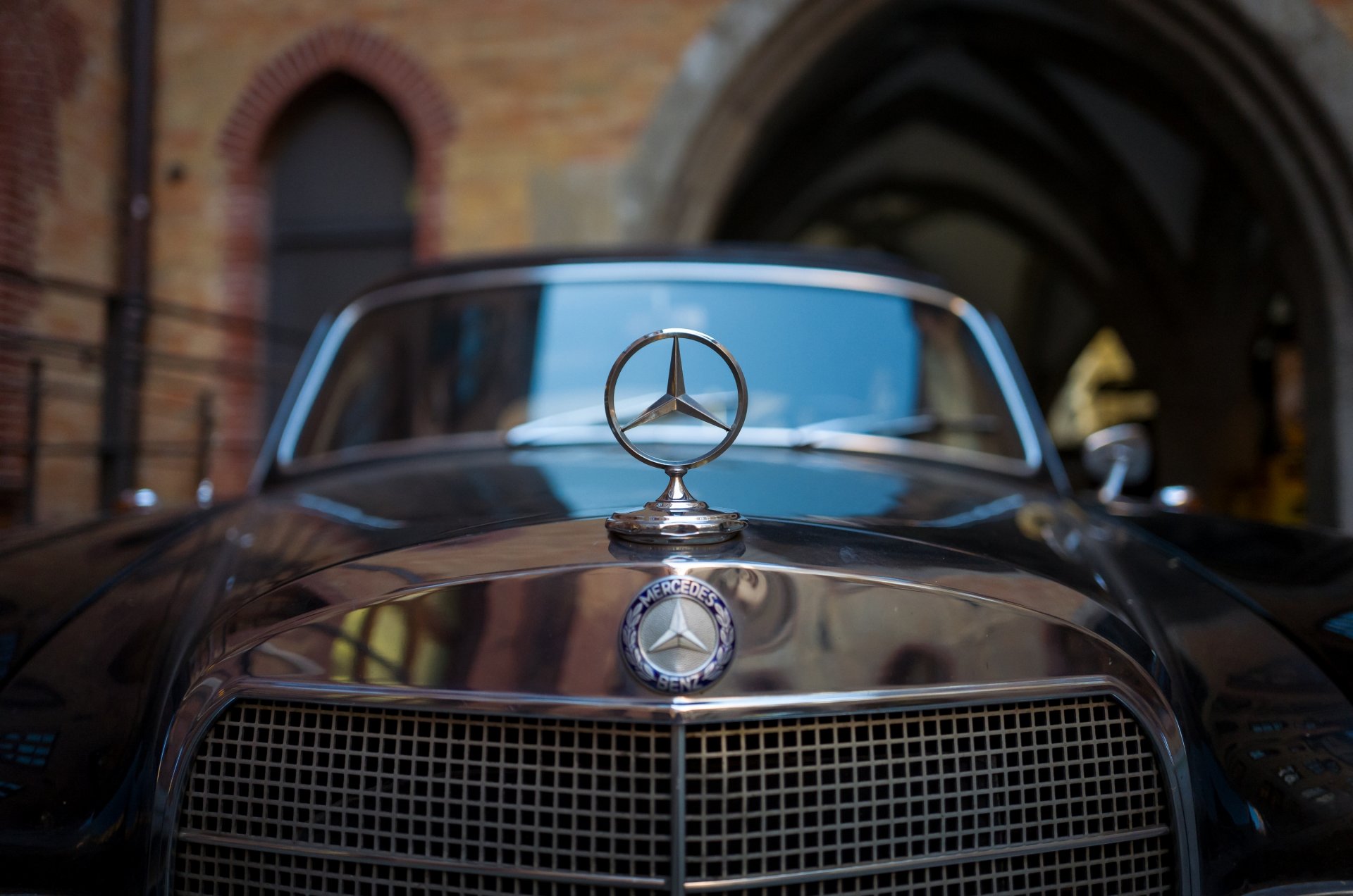 mercedes-benz cofano distintivo