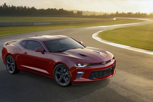 Chevrolet Camaro rosso alle corse