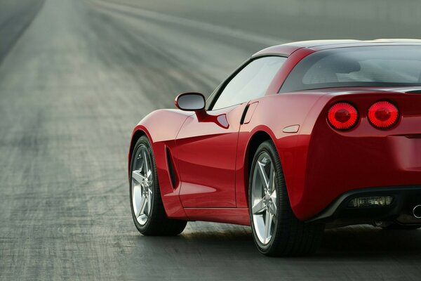 La Chevrolet Corvette rossa si trova sulla strada