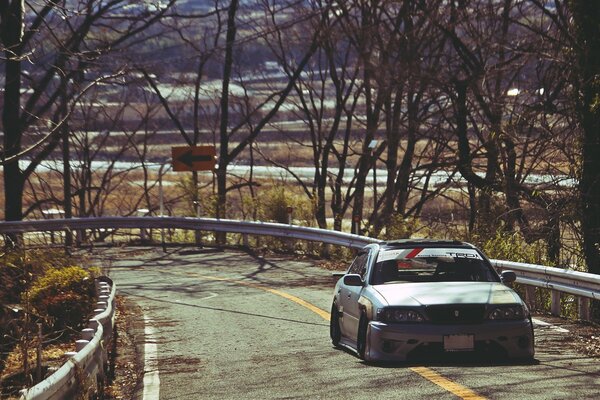 Foto di Toyota cresta sul paesaggio stradale
