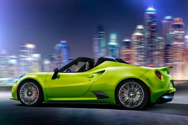 Autocar verde sullo sfondo di una città sfocata
