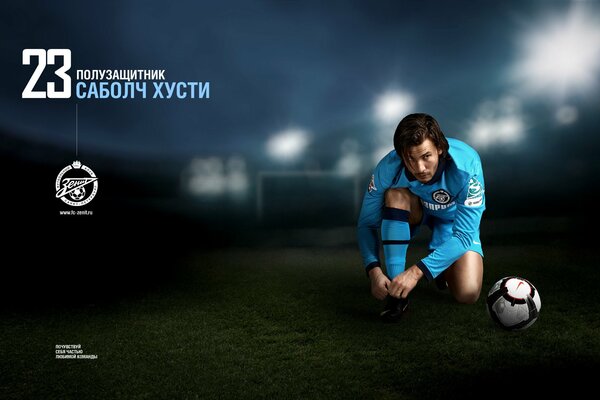 Svbodch Khust della squadra dello Zenit di San Pietroburgo lega i lacci sul campo