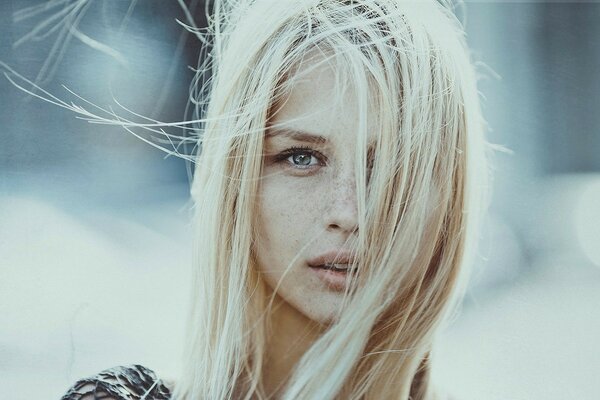 Bella ragazza bionda modello