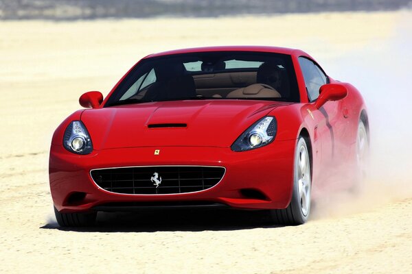 Ferrari rossa in movimento nel deserto