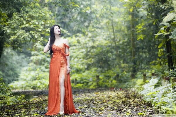 Servizio fotografico di ragazza asiatica in natura