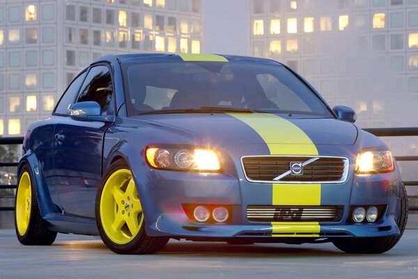 Volvo sintonizzata con dischi gialli