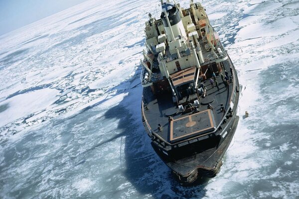 Nave nell Artico su un lastrone di ghiaccio in mezzo all acqua