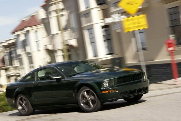 Ford Mustang scuro entro i limiti della città