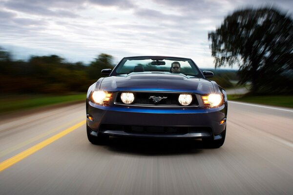 L auto Mustang va a tutta velocità
