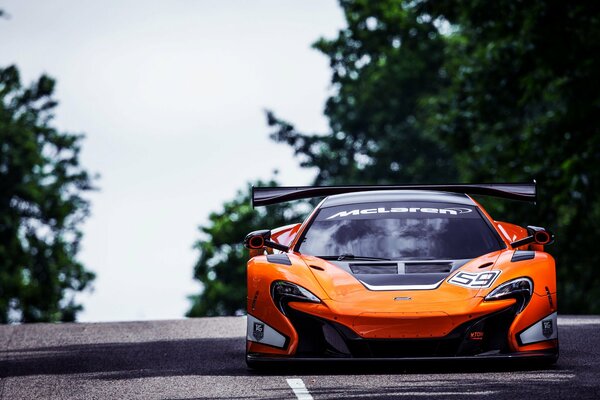Vista frontale della McLaren 650s su una strada asfaltata