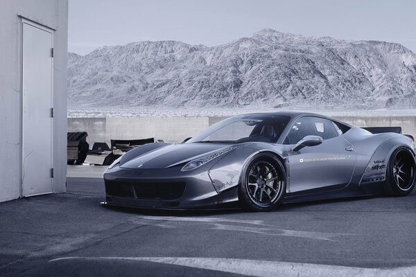 Ferrari sintonizzata sullo sfondo delle montagne