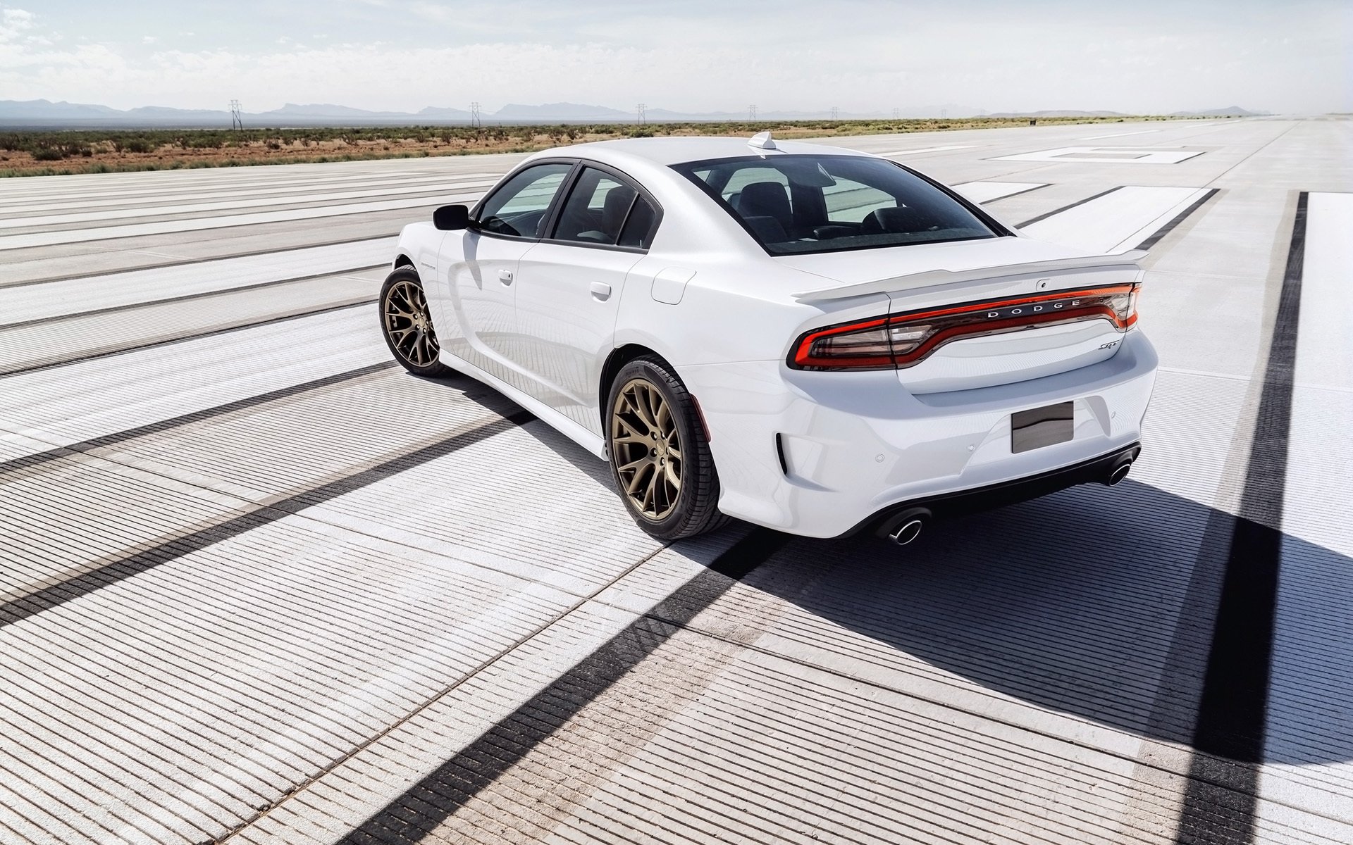 schivare caricatore srt hellcat dodge caricatore vista posteriore orizzonte sfondo