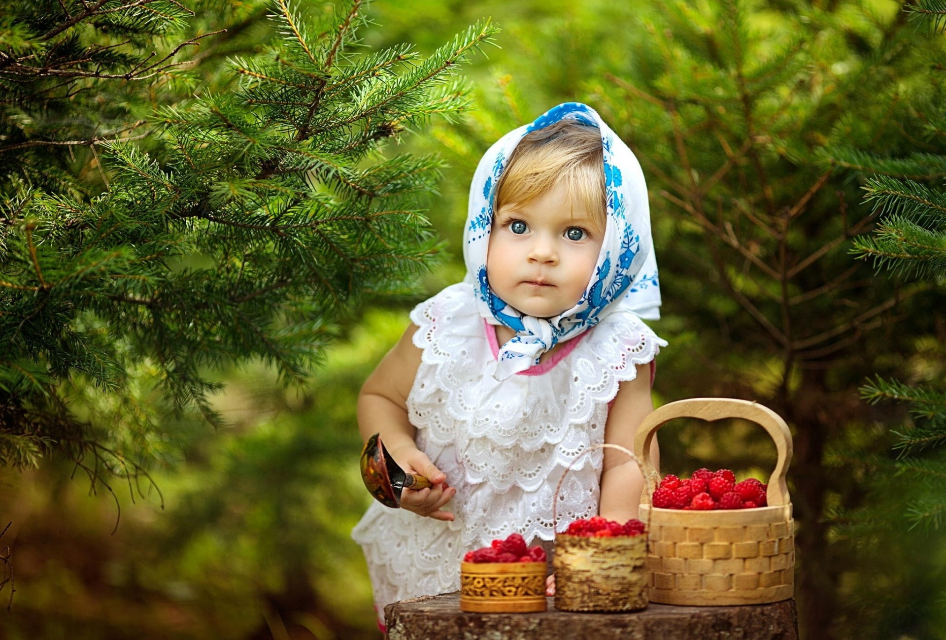 positivo lampone ragazza natura vista abete rosso cucchiaio bambino sciarpa piercing