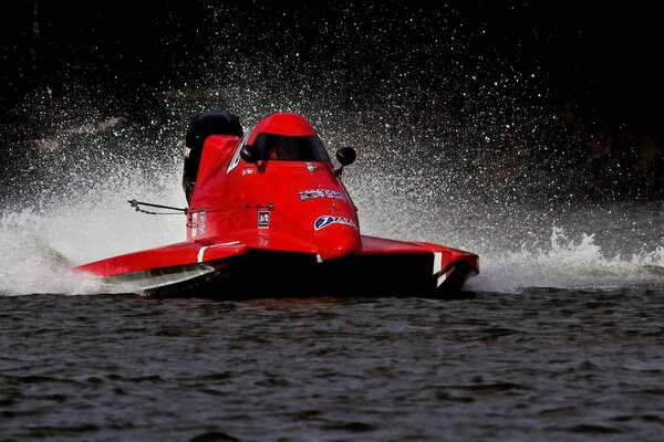 Planer veloce sull acqua che solleva lo spruzzo