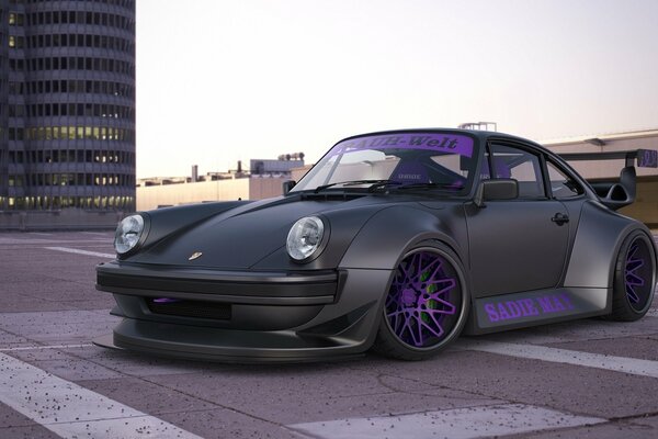 Auto sportiva grigia con scritte viola
