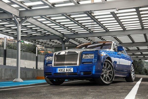 Rolls royce fantasma blu vista frontale