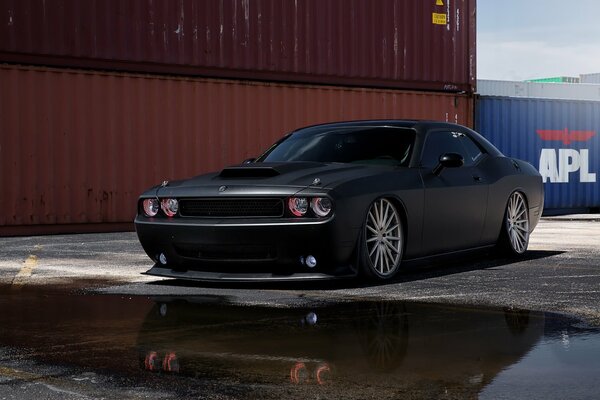 Potenza e forza nero dodge challenger srt 8