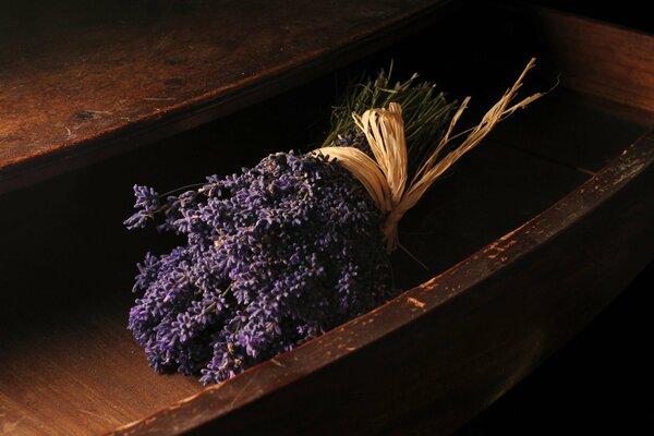 Bouquet di lavanda nel cassetto della scrivania