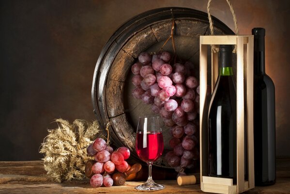 Vino in un bicchiere e uva