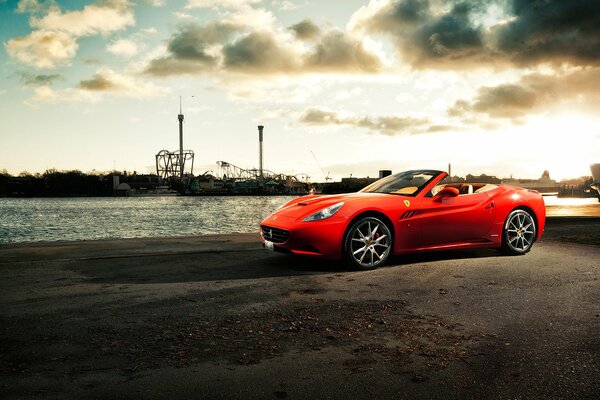 Auto Ferrari California su un molo vicino al fiume