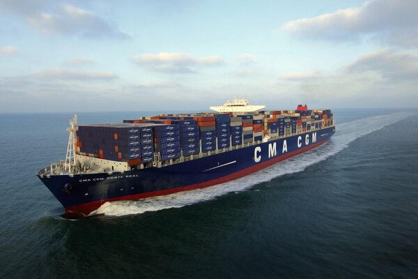 Nave portacontainer contro il cielo