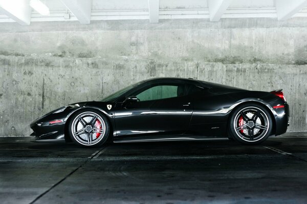 Ferrari 458 nera su sfondo muro