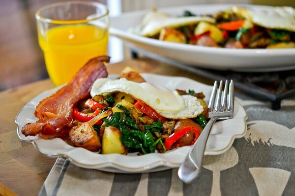 Colazione a base di pancetta con uova e verdure