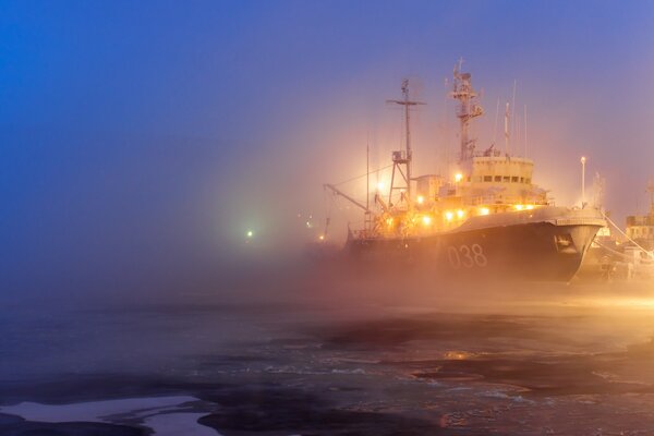 Immagine della nave su uno sfondo di nebbia