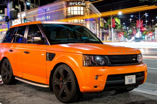 Auto opaca arancione sportiva