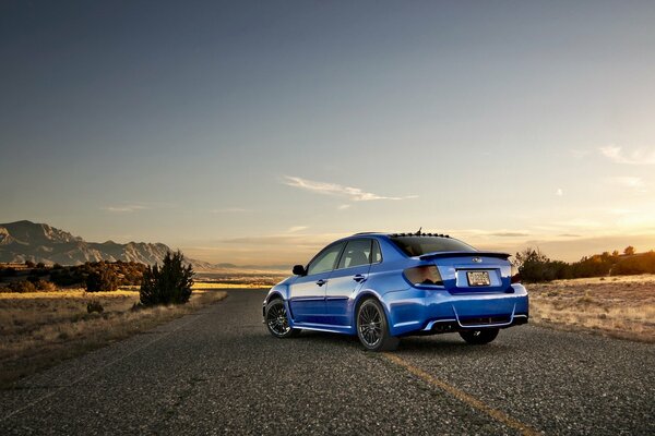 Subaru Impreza sullo sfondo della strada