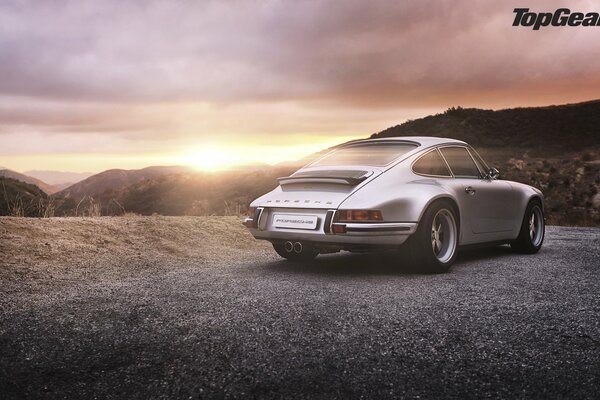 Piccola Porsche sullo sfondo del tramonto