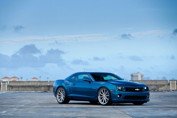 Blu Chevrolet Camaro SS vista frontale