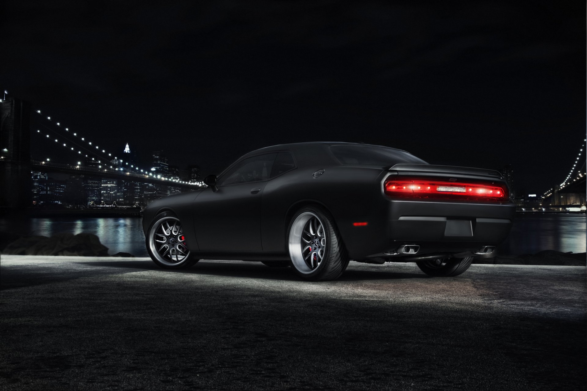 schivare challenger nero muscle car dodge challenger muscle car ponte città metropoli notte