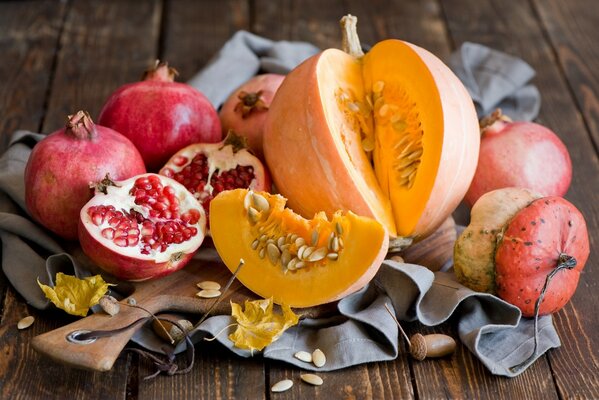 Natura morta di melograni e zucche