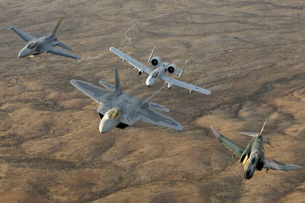 Formazione di caccia americani in volo