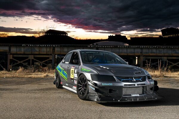Mitsubishi si trova sullo sfondo di un cielo gonfio