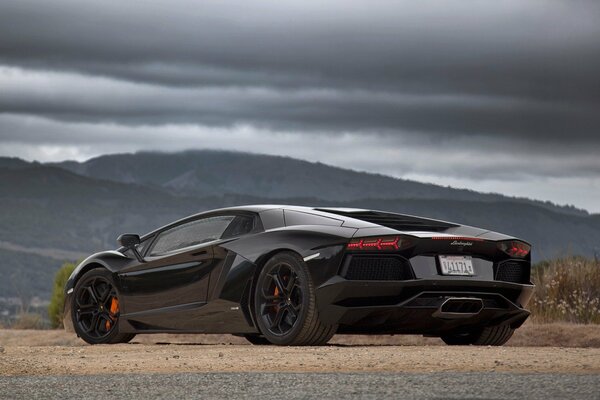 Bella auto sportiva nera