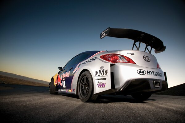 Hyundai sulla strada di campagna